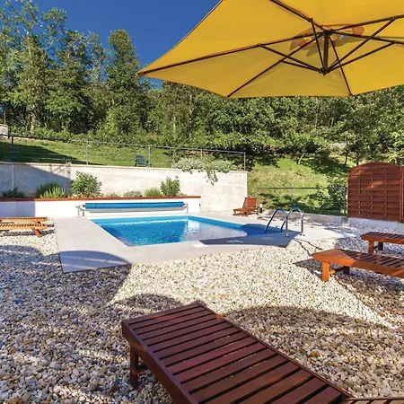 2 Bedroom Awesome In Διαμέρισμα Matulji