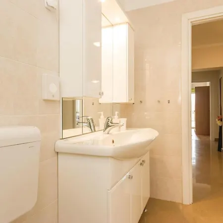2 Bedroom Awesome In Apartamento