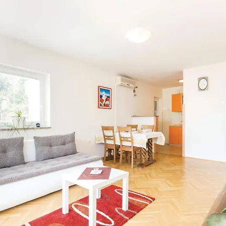 2 Bedroom Awesome In Apartamento