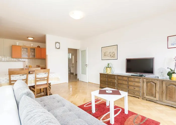2 Bedroom Awesome In Apartamento